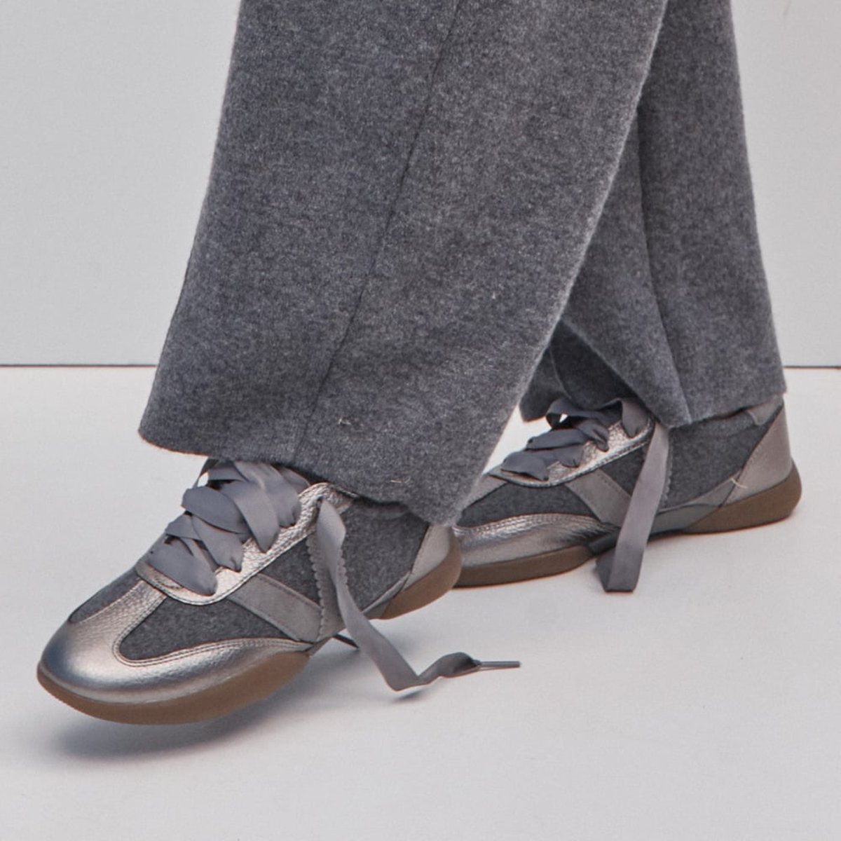 Vionic Vionic Arabelle Lace Up Trainer with Arch Support in Dark Grey Flannel Wool/Leather