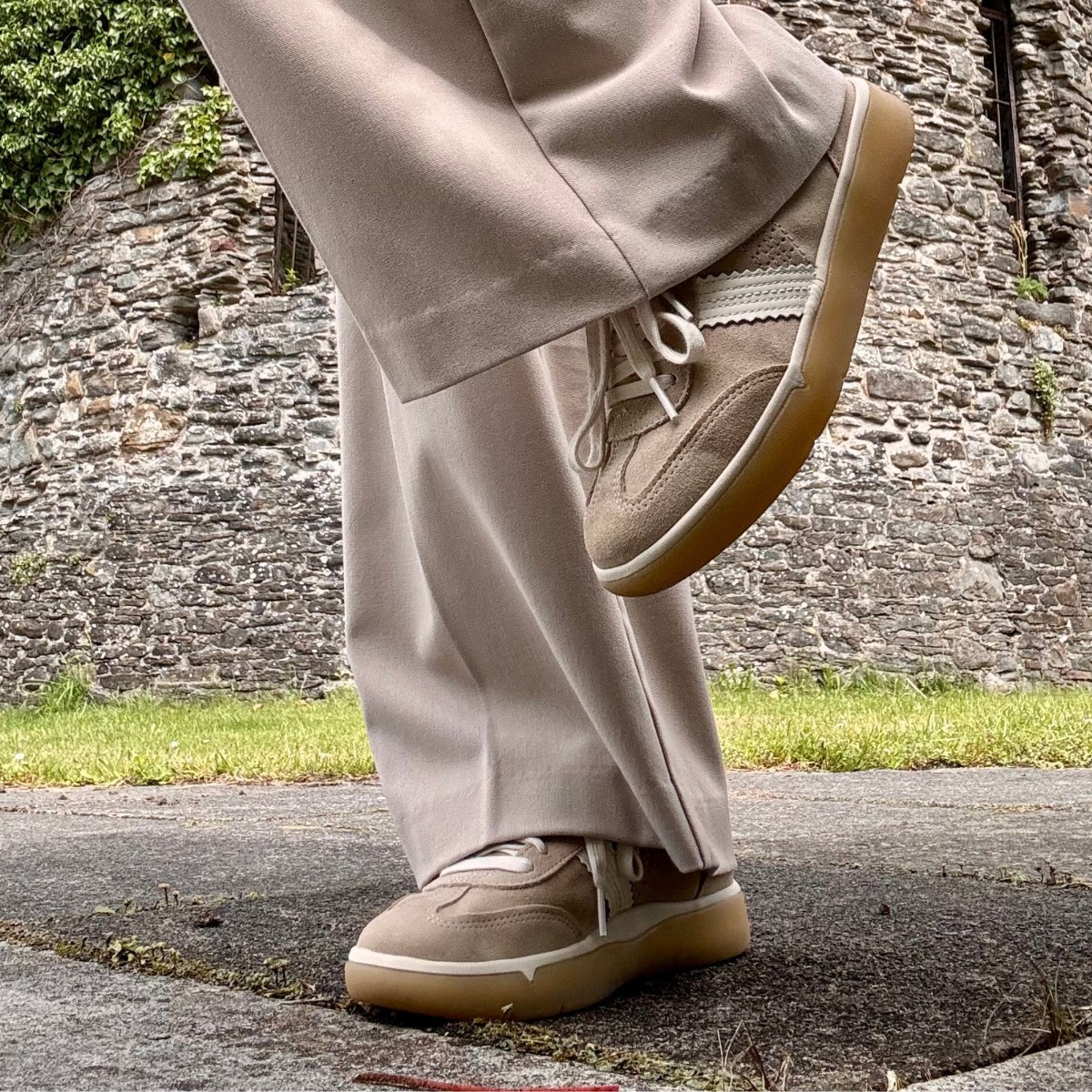 Vionic Vionic City Walk Trainer with Arch Support in Lucid Beige Suede