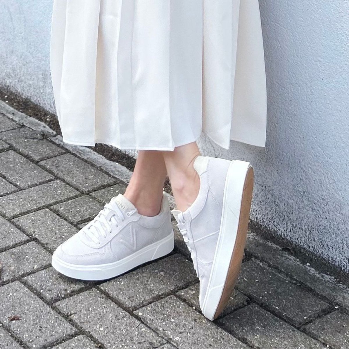 Vionic Vionic Robin Lace Up Trainer with Arch Support in Cream Suede