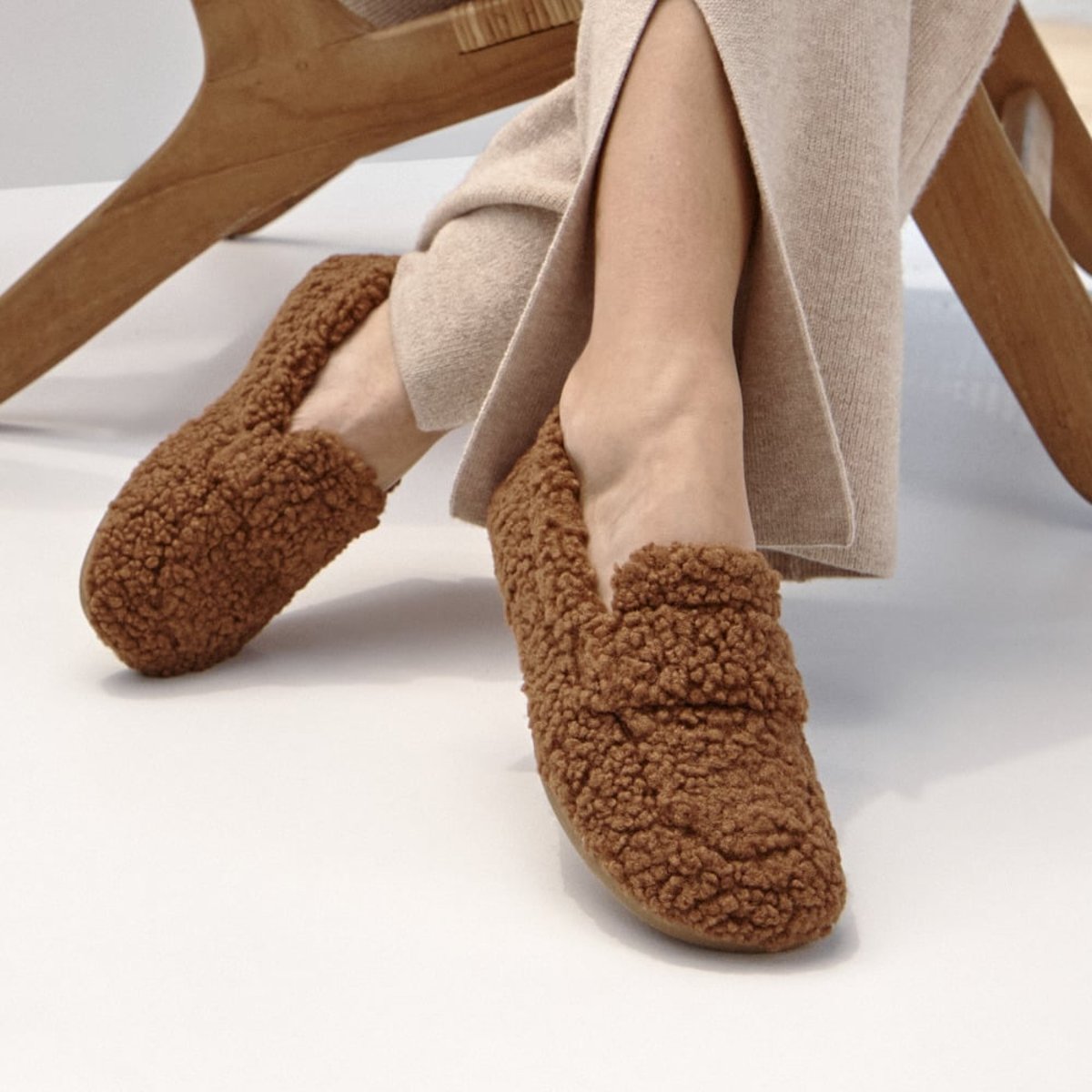 Vionic Snuggle Slipper In Brown Hazelnut Faux Shearling
